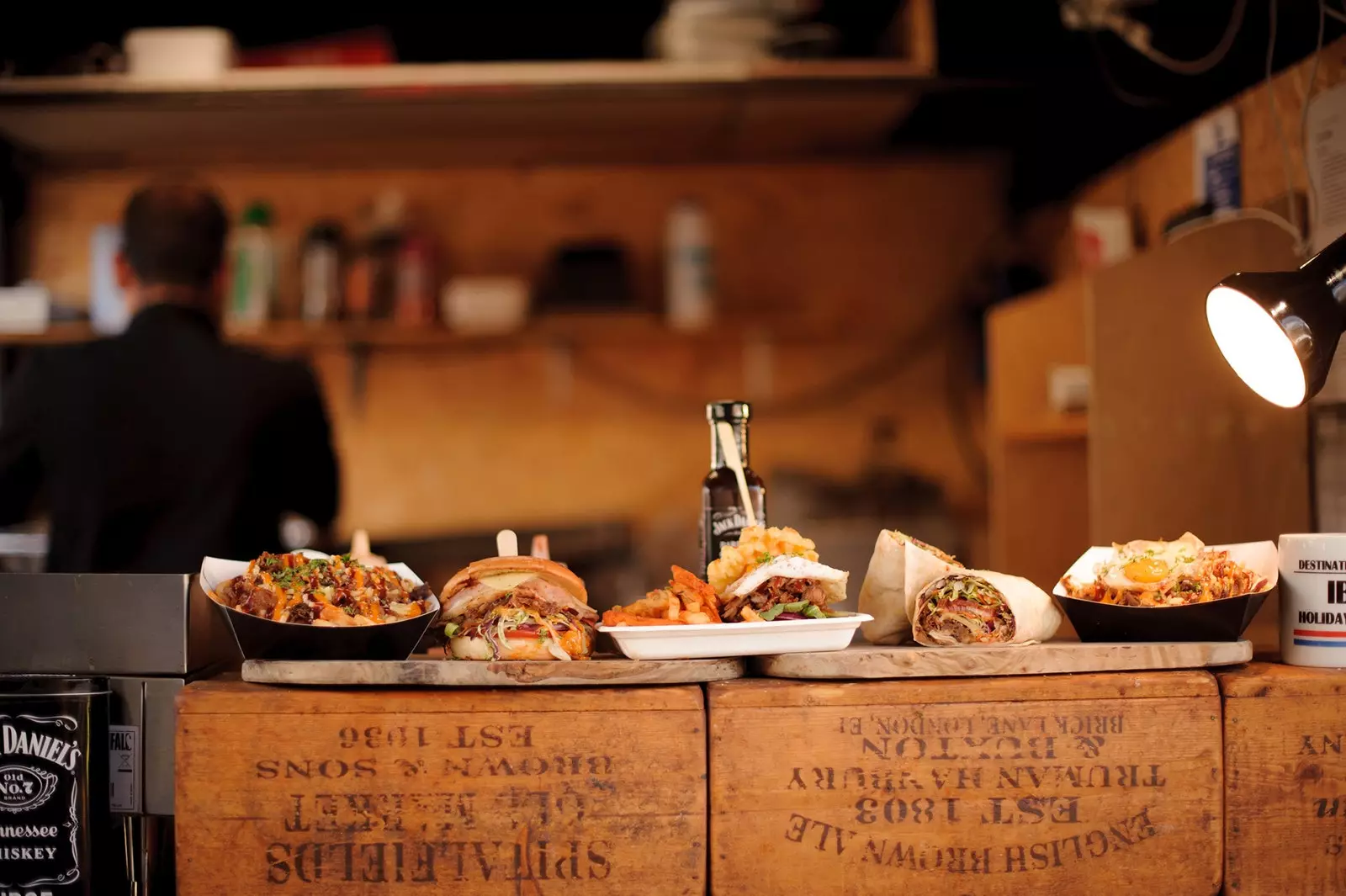 Ordine di cibo al bancone del bar