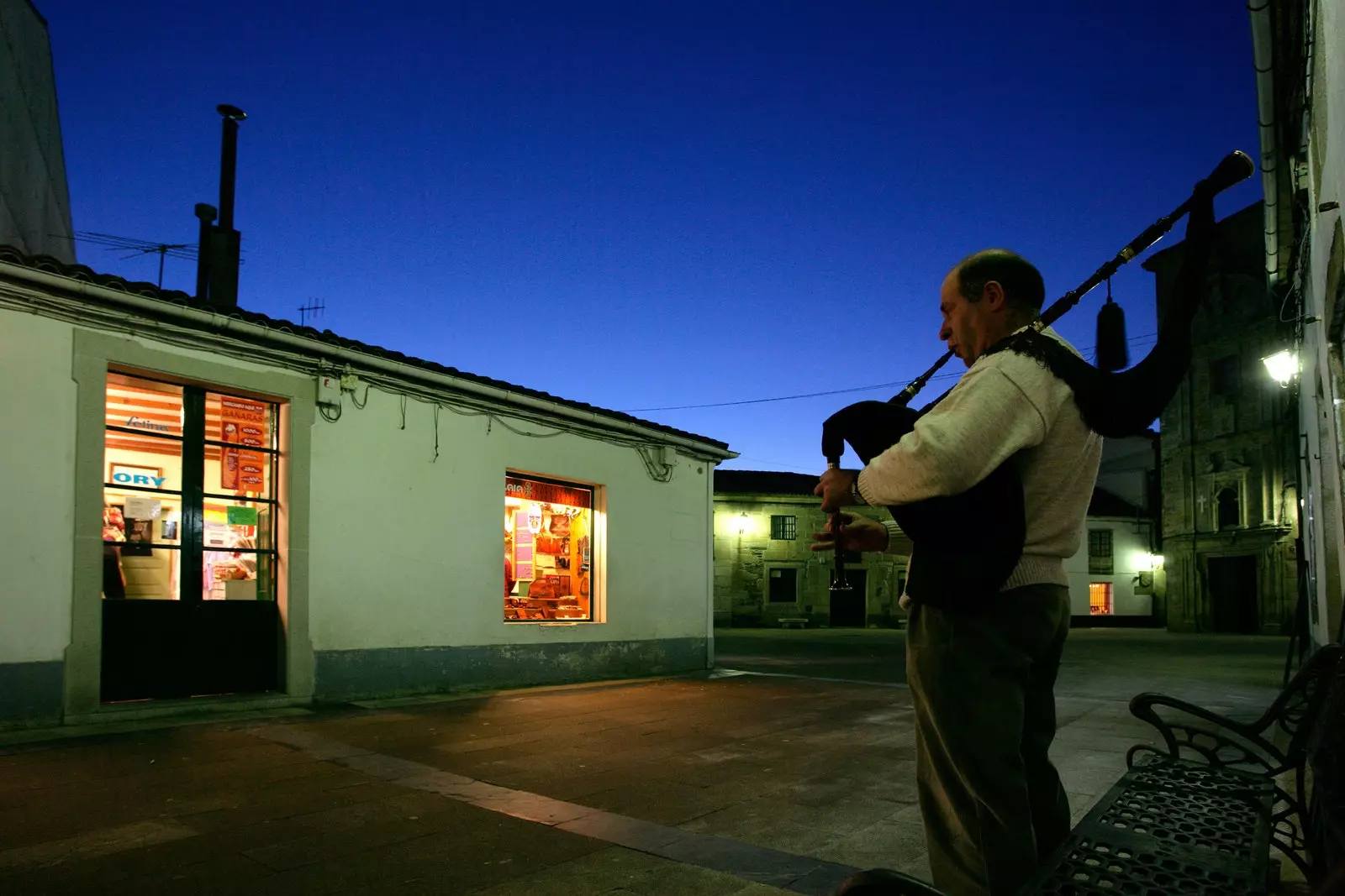 Joueur de cornemuse accueillant à Melide