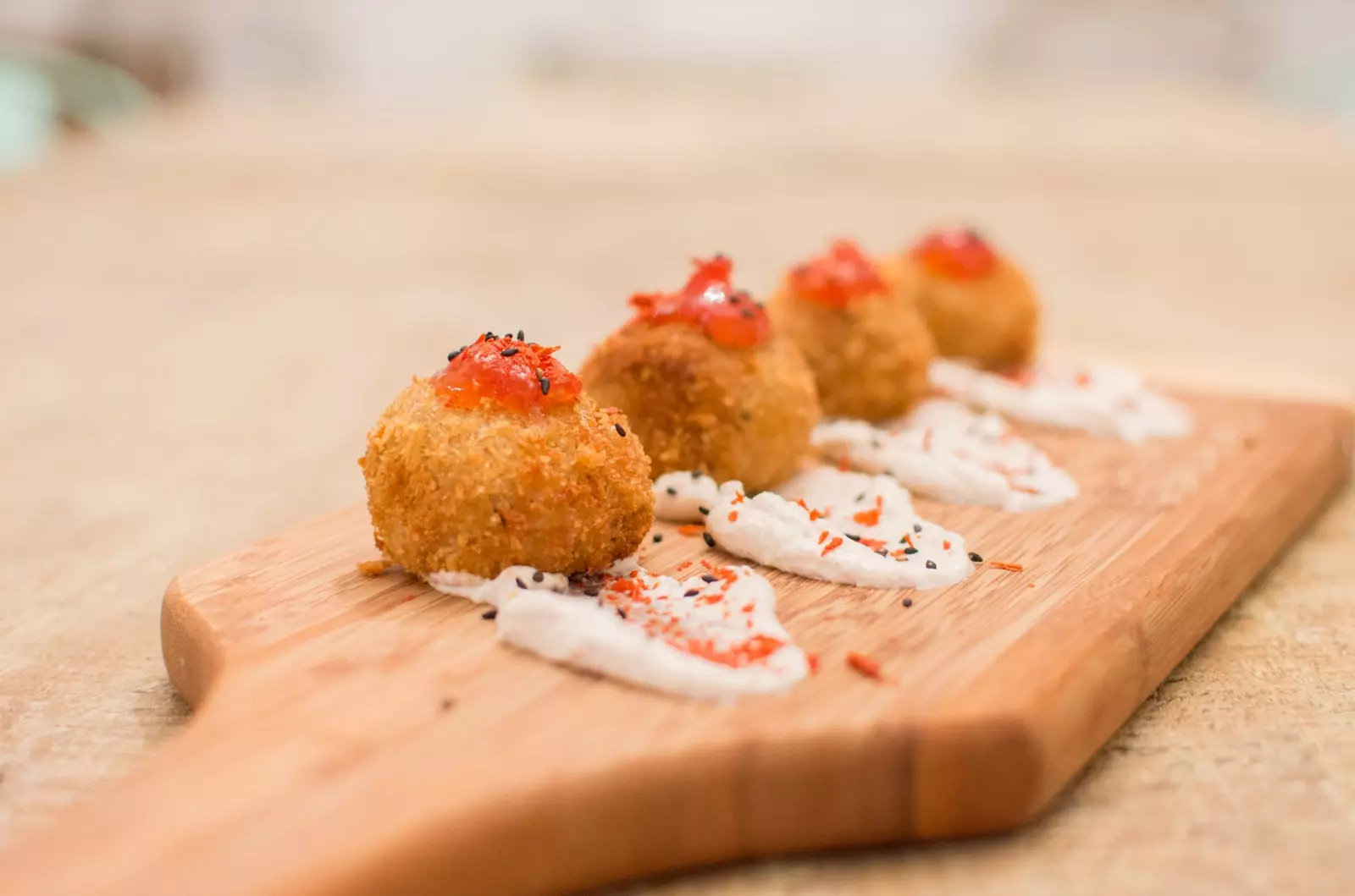 Croquette de cèpes sur fromage à la crème et confiture de tomates Chema Soler