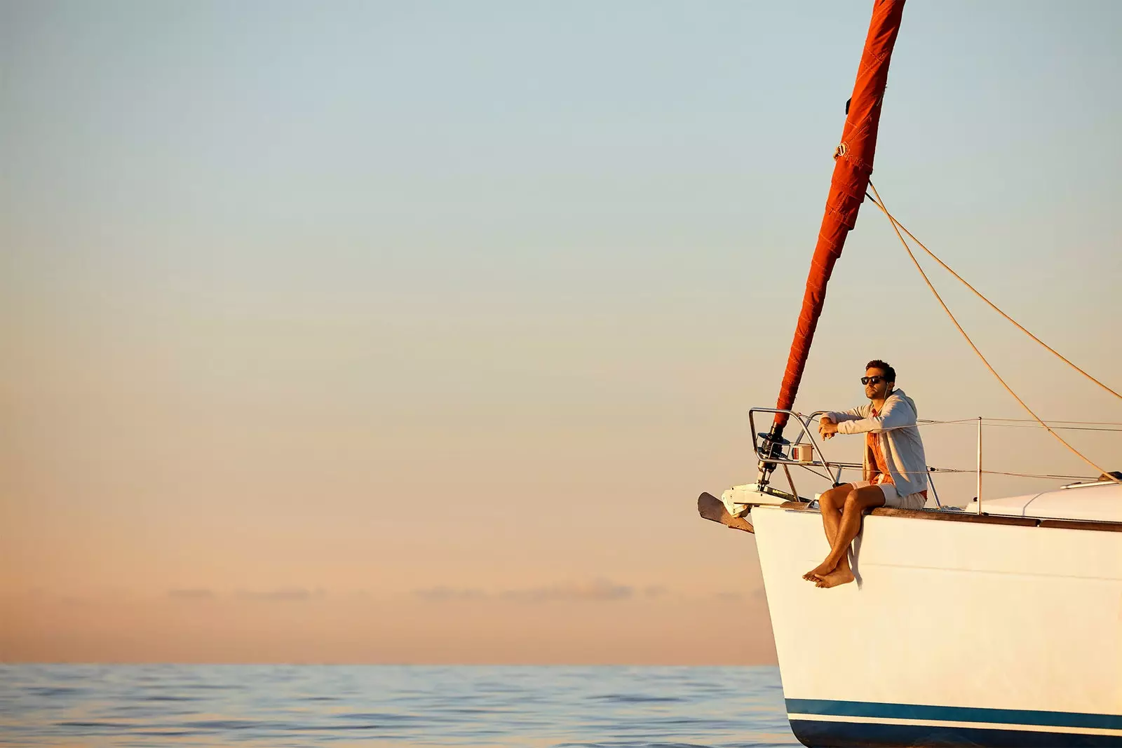 Junge auf einem Segelboot