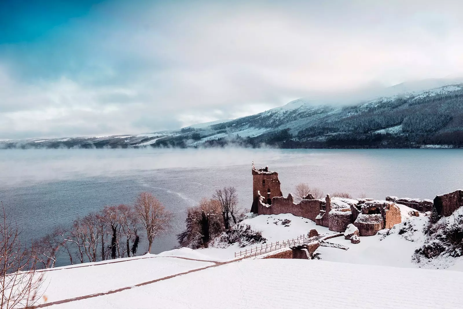 قلعة Urquhart على ضفاف بحيرة Loch Ness