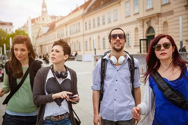 Viajantes com cara de Não temos ideia para onde ir Gostaria de ter lido aquele artigo sobre os truques do Google Maps