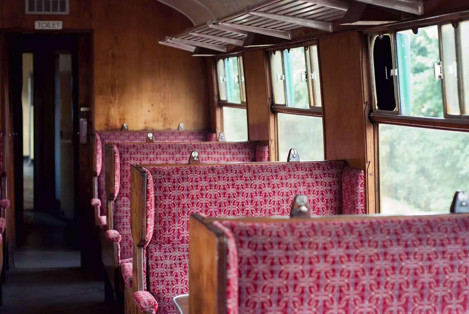 Intérieur d'une voiture de train de voyageurs