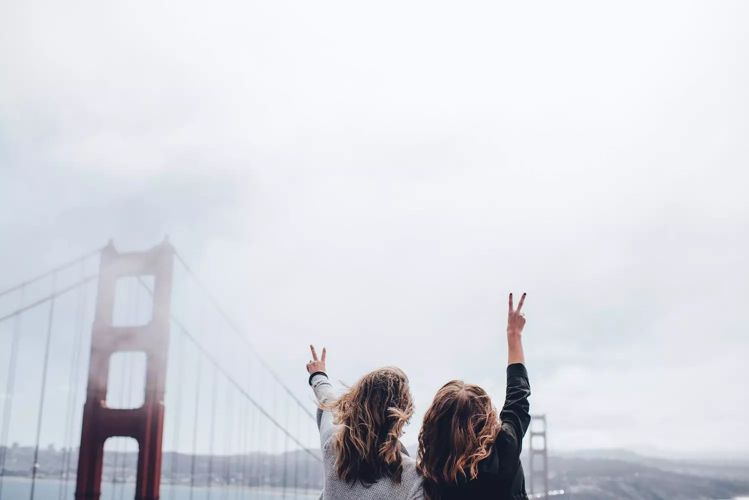 Mädchen vor dem Golden Gate in San Francisco