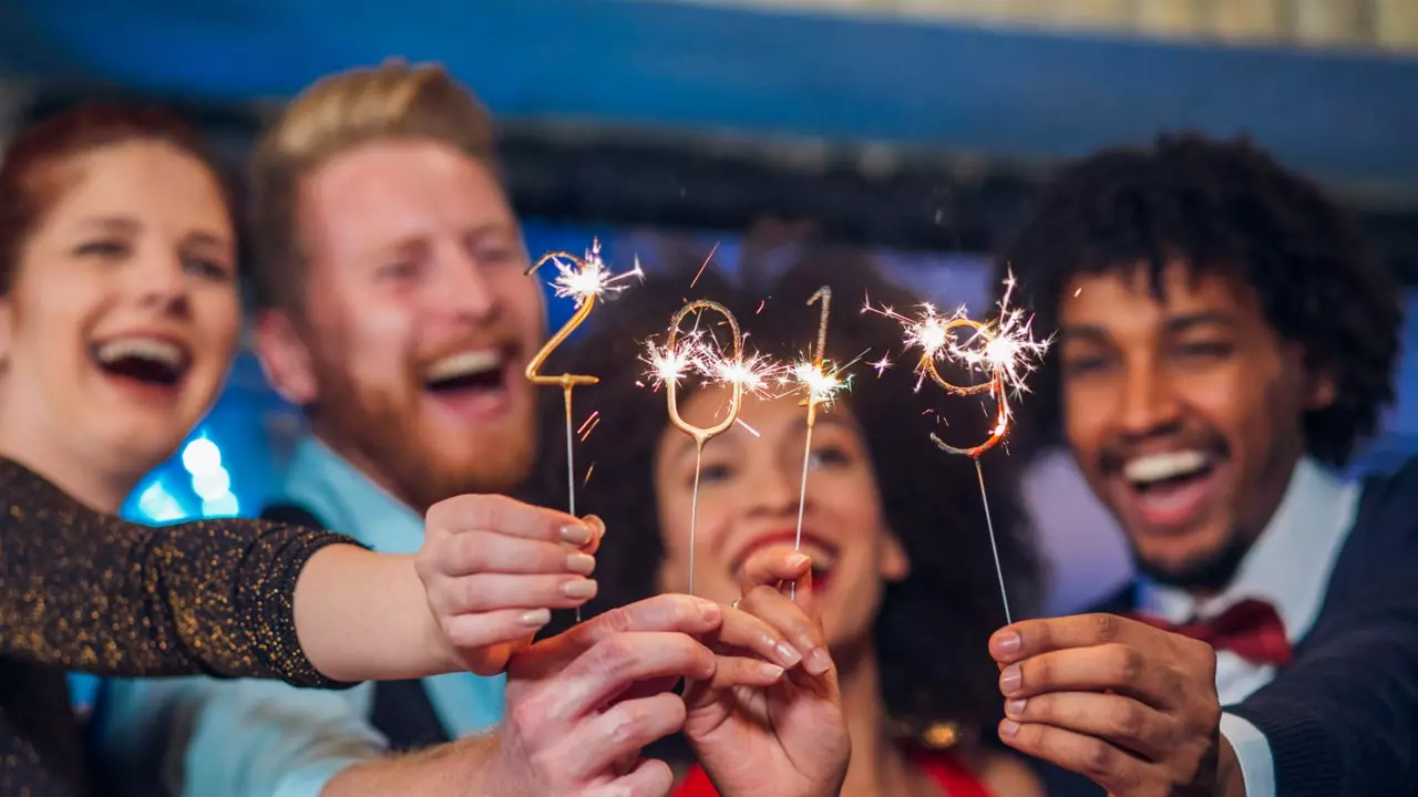 De Video mat deem ze léieren d'Neit Joer a verschiddene Sproochen ze gratuléieren