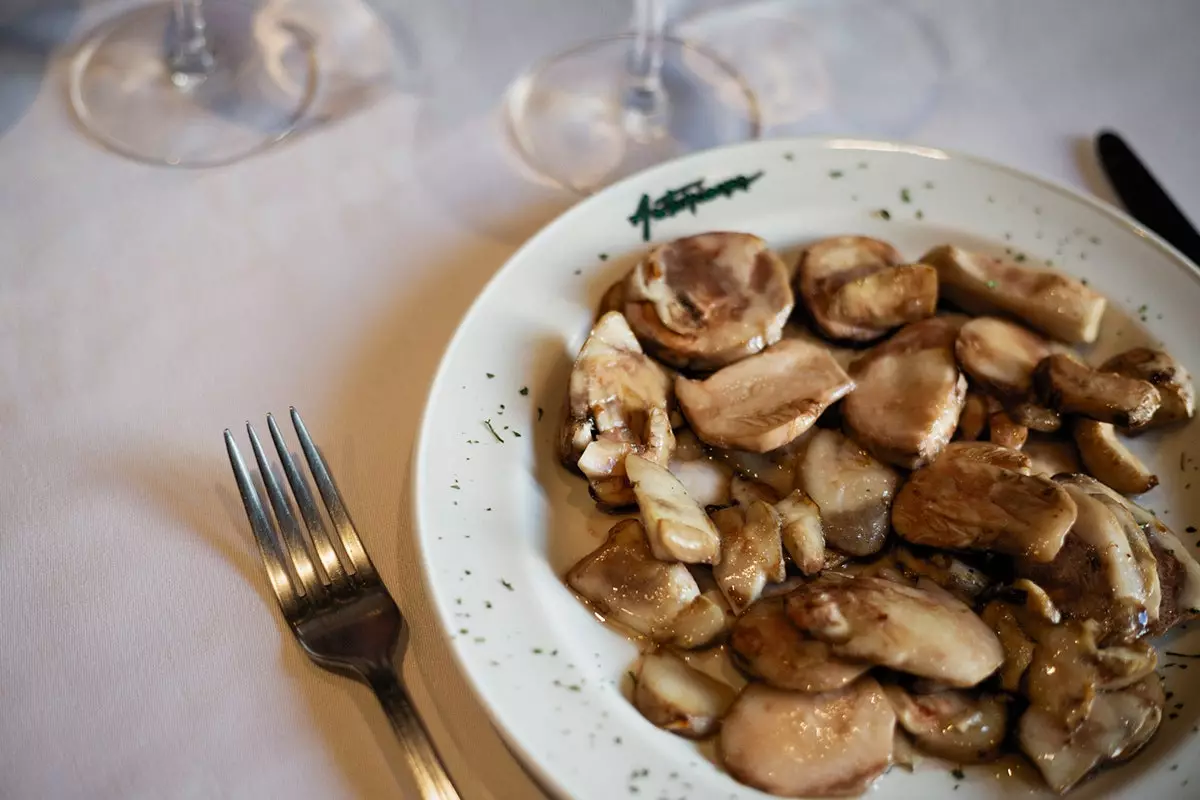 asturians una casa de menjars de la qual mai et canses.