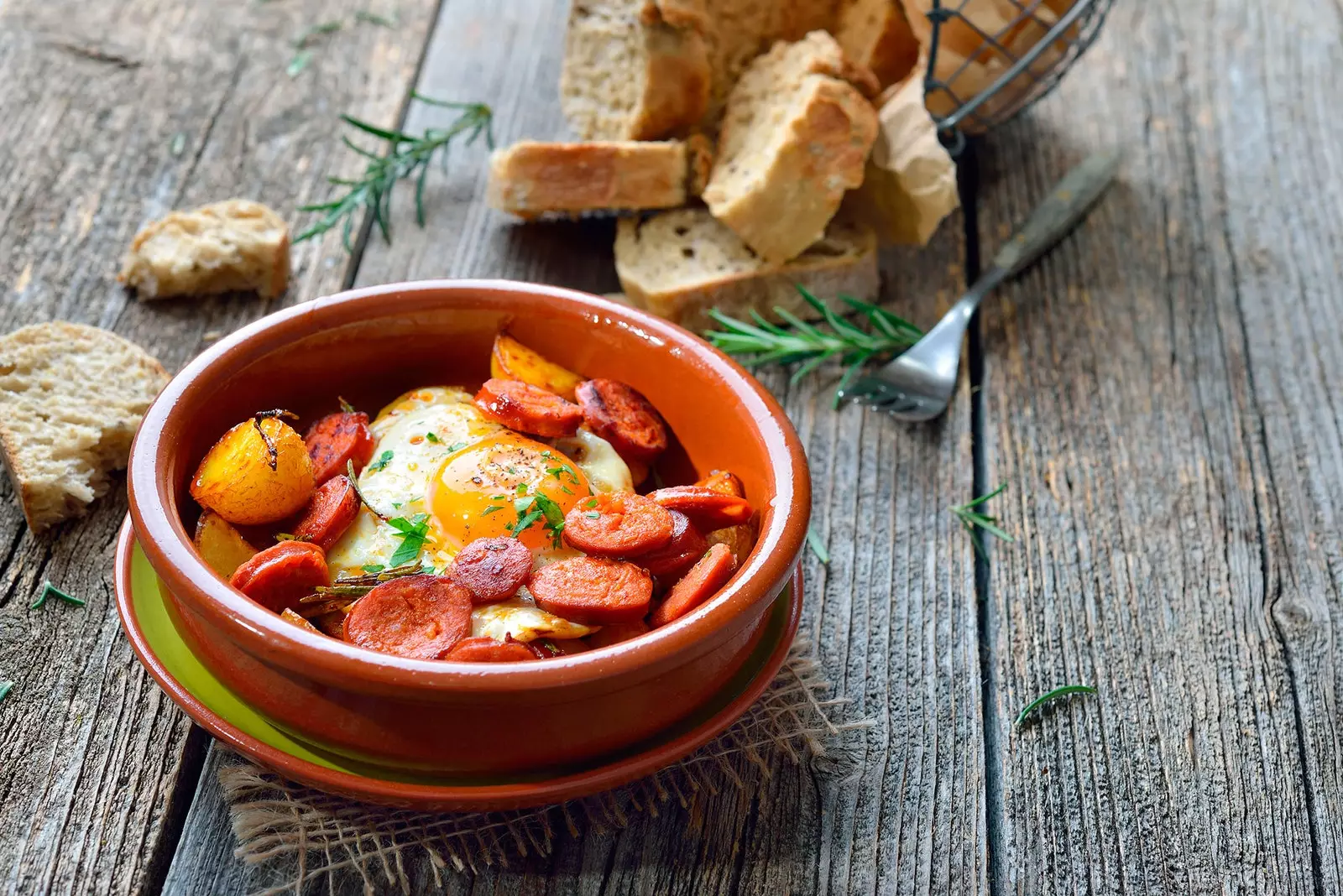 Tutup telur dengan chorizo