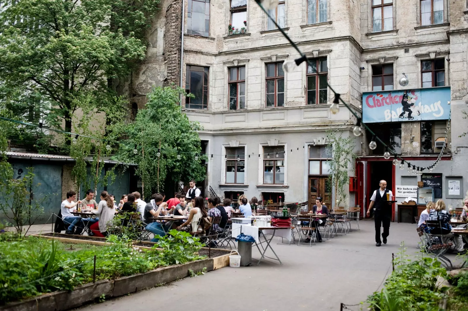 La rue à la mode de la ville où tout se passe