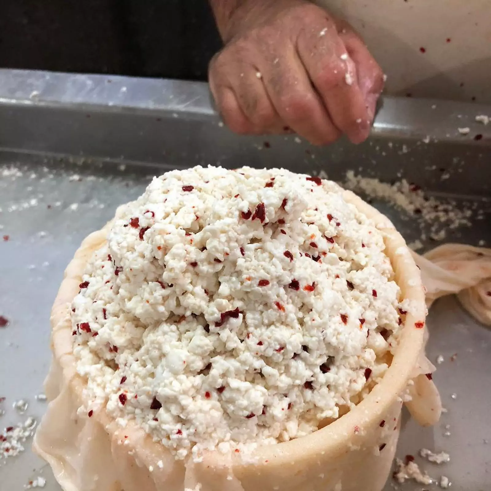 Zubereitung von Cremosito mit geräuchertem Paprika am Zweig