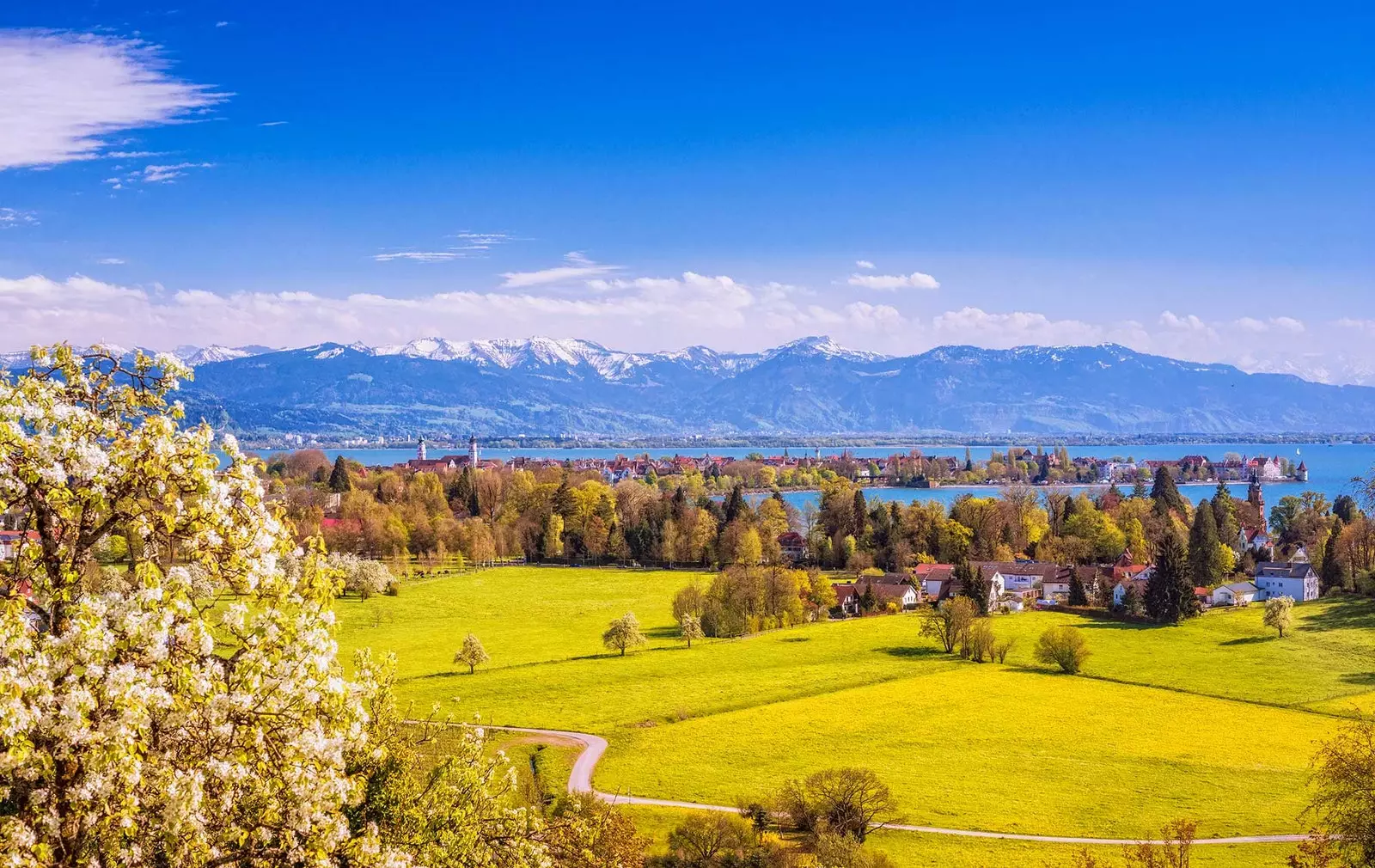 Pemandangan Alps dari Lindau di Tasik Constance