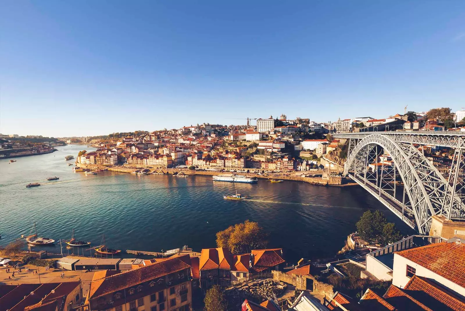 panoramatický výhled na porto s mostem luis I