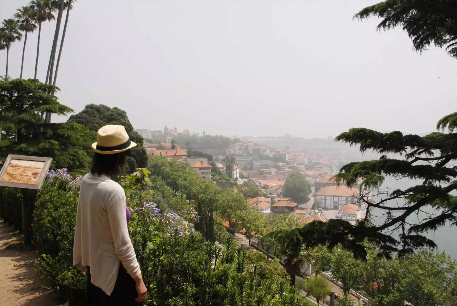 femeie în grădină publică din porto cu vederi