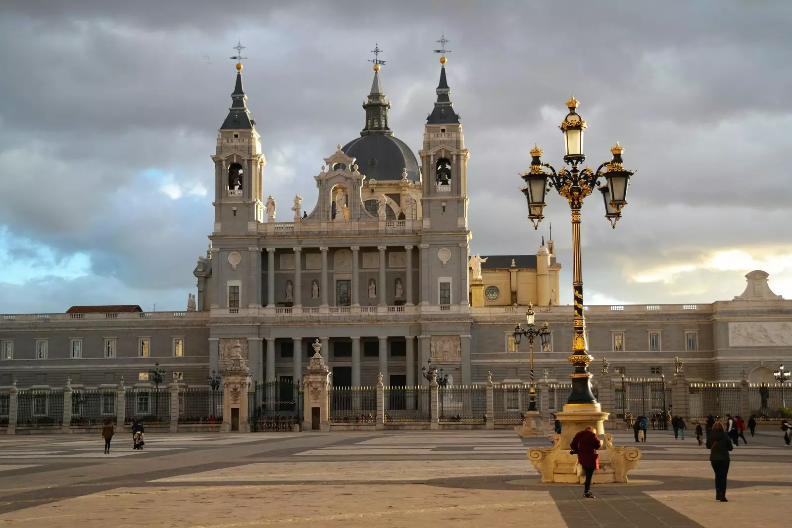 Does the surroundings of the Royal Palace Melancholy