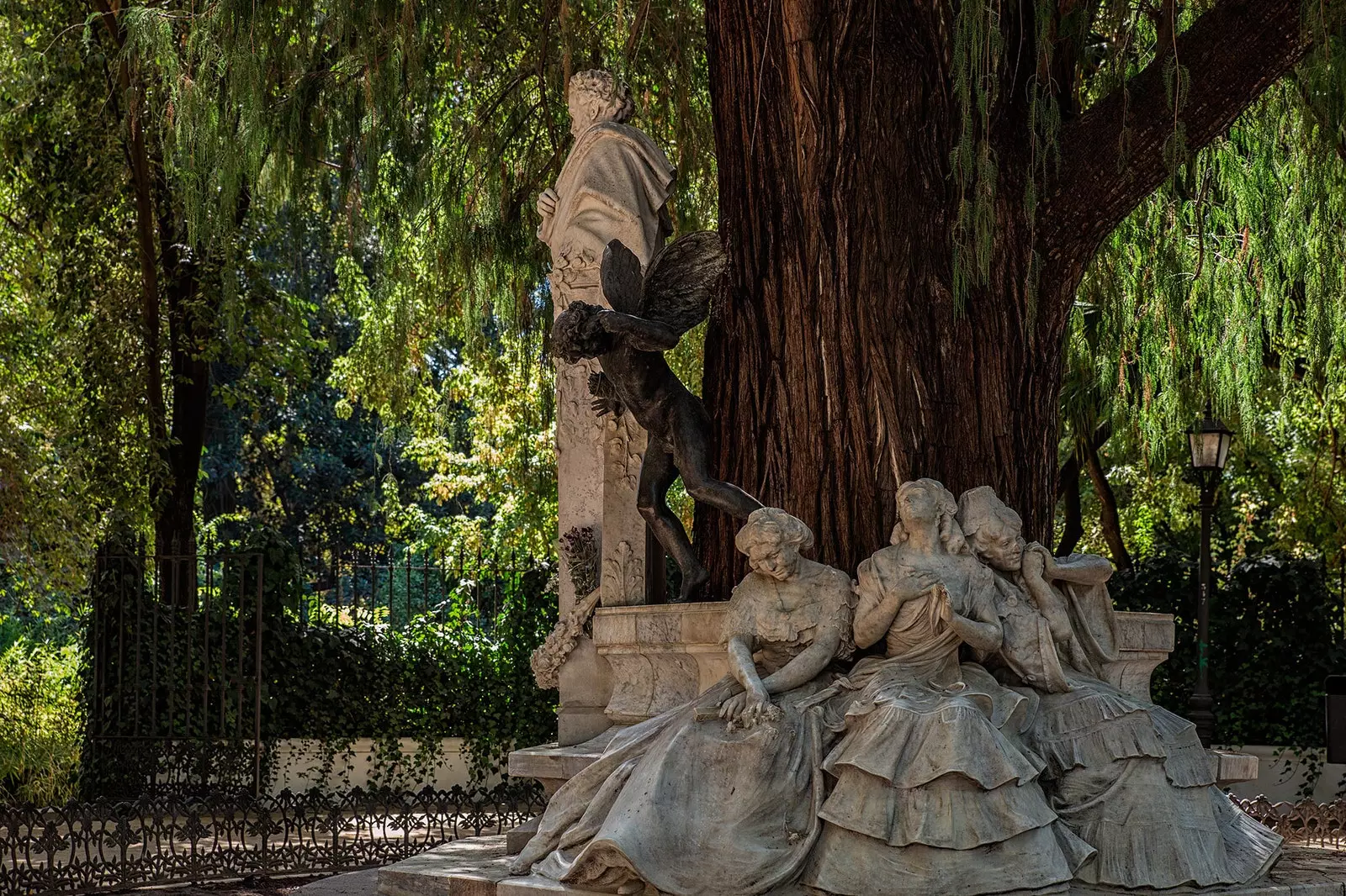 Skulptuur Armastus, mis möödub Bcquer María Luisa Park Sevilla auks