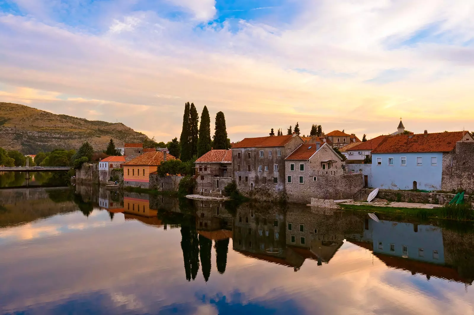 Herseqovina Mostar şərq kəndləri və Aralıq dənizi ətri olan üzüm bağları