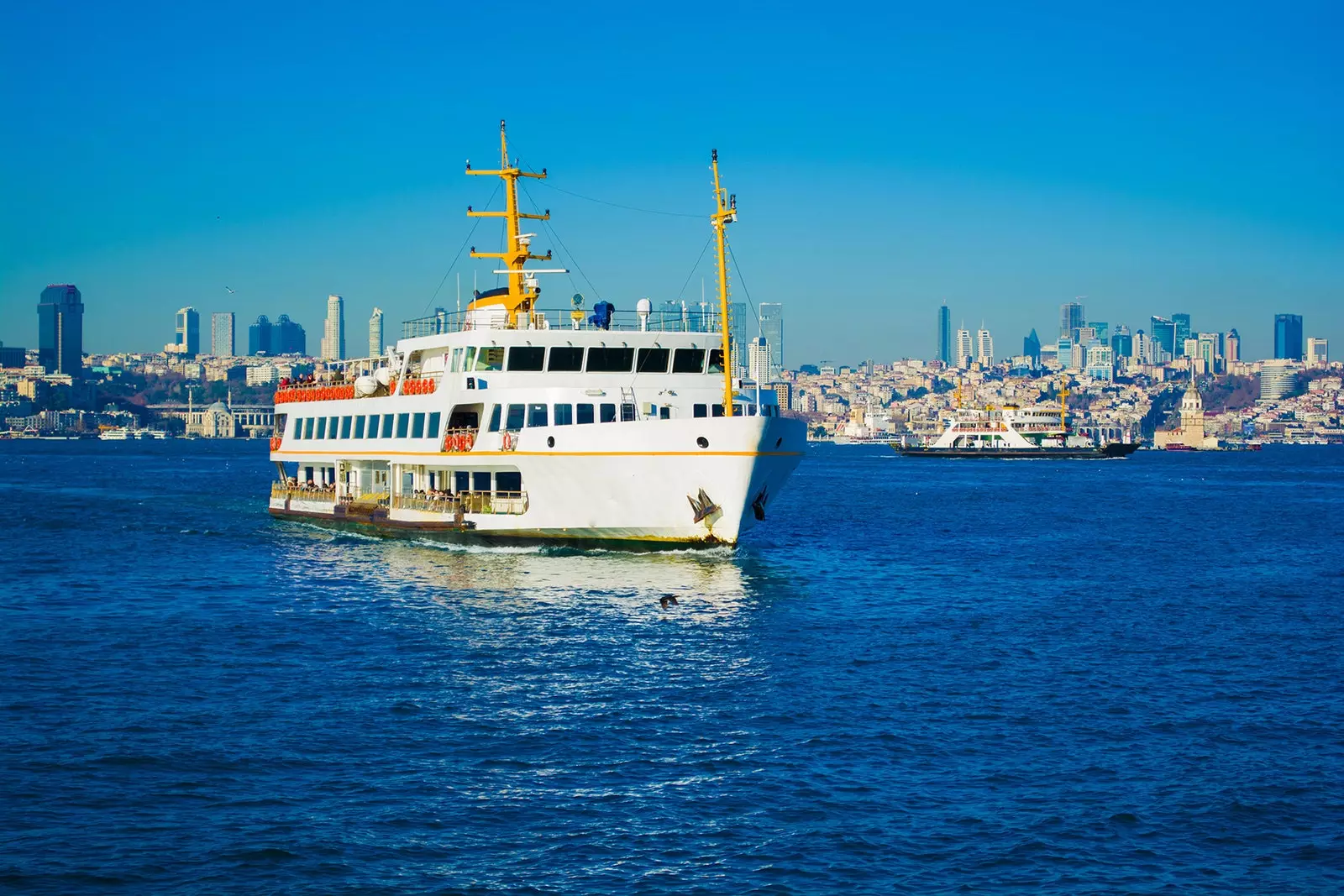 Nouse julkisella lautalla Kabataş Kadiköy Bostancı- tai Sirkeci-laiturilla ja luo itsesi uudelleen elokuvan panoraamassa