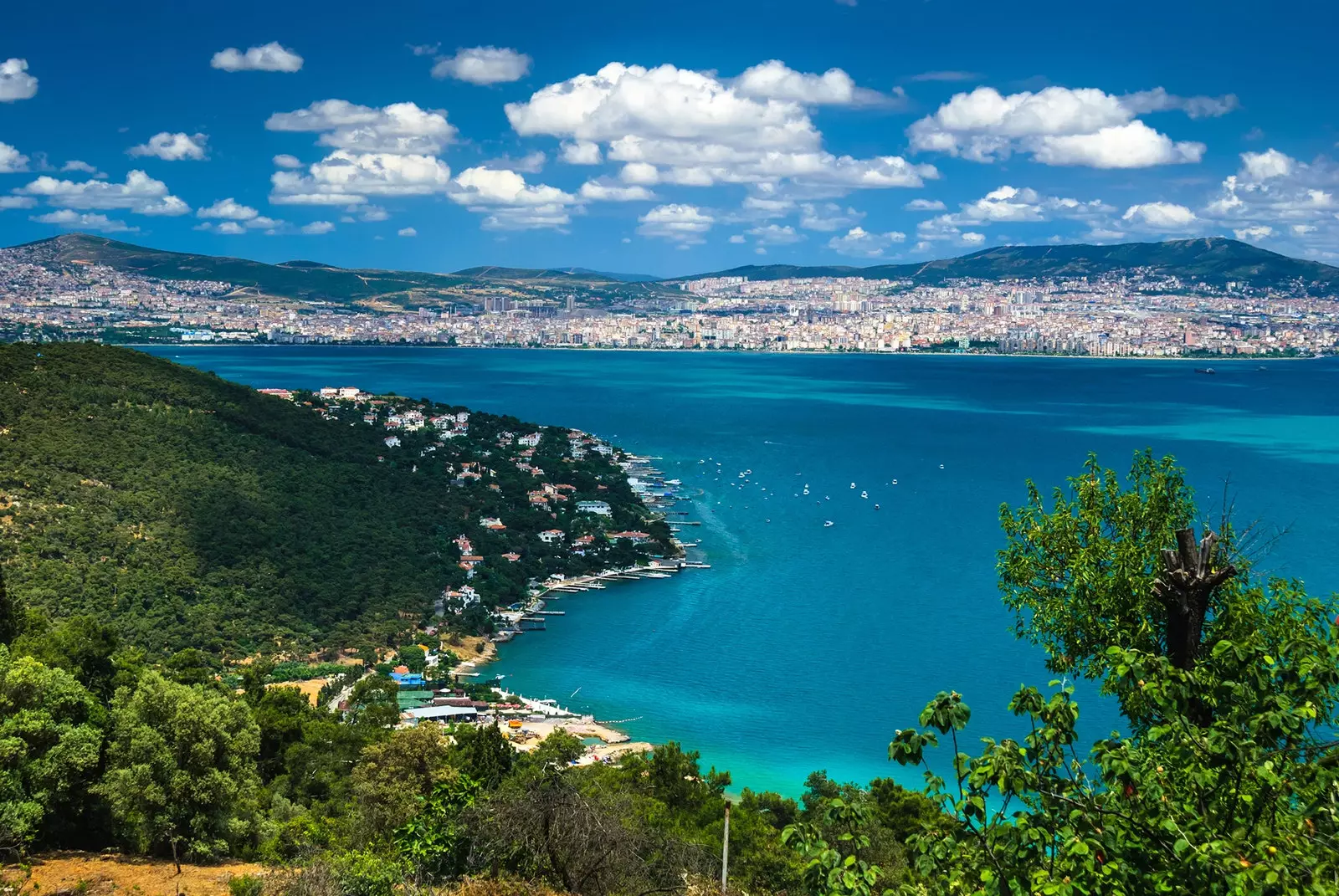 Buyukada orolidan Istanbulning ko'rinishi