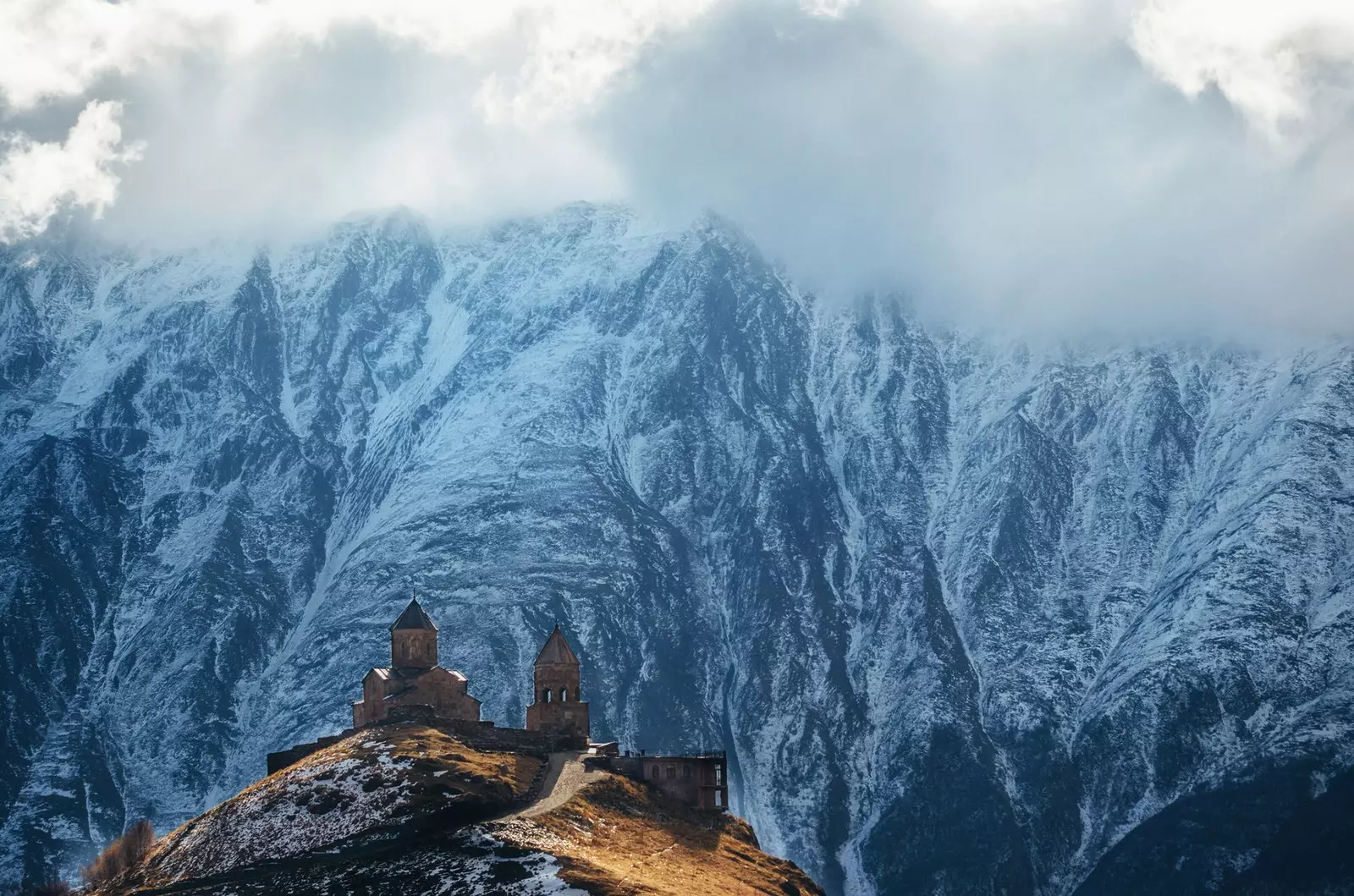 Guergueti Trinity Church pri pohľade na Kaukaz