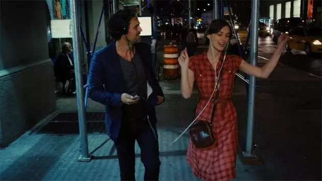 Filmā “Begin Again” atrašanās jaunā pilsētā ievērojami uzlabo neuzticības sāpes