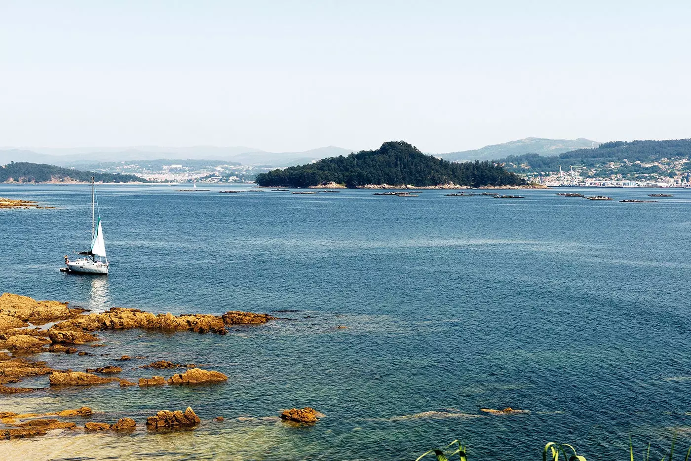 Uitzicht op het eiland Tambo vanaf Punta de Samieira in Poio