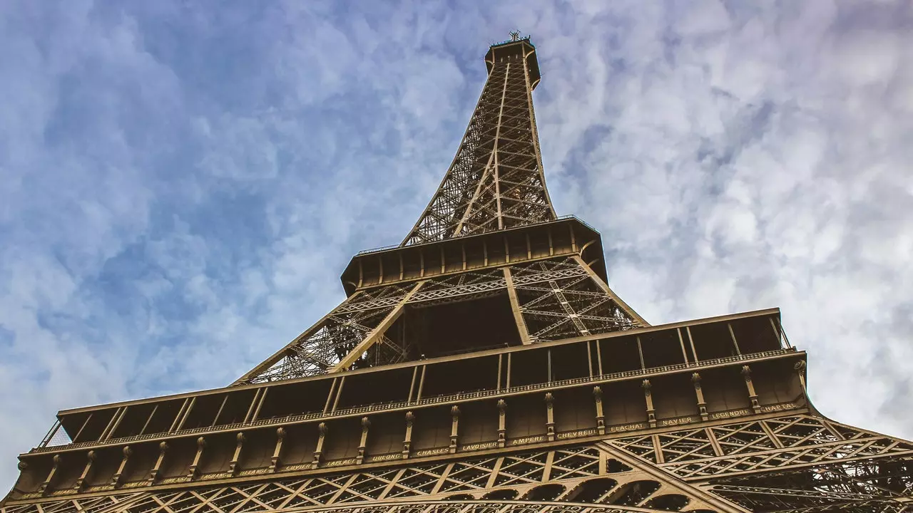 A Torre Eiffel abre um bar com vistas