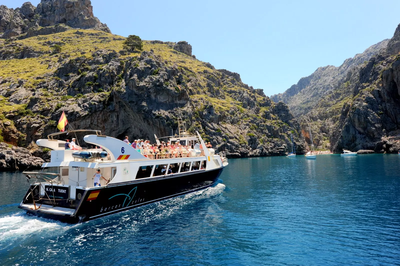 Blue Boats in 'Vuelta Isla'.