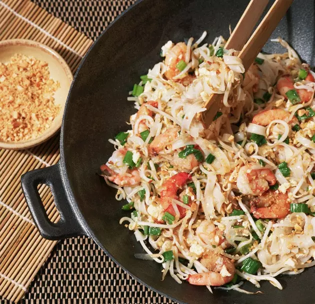 Pad Thai სიამოვნებით ჭამს პირუეტებით