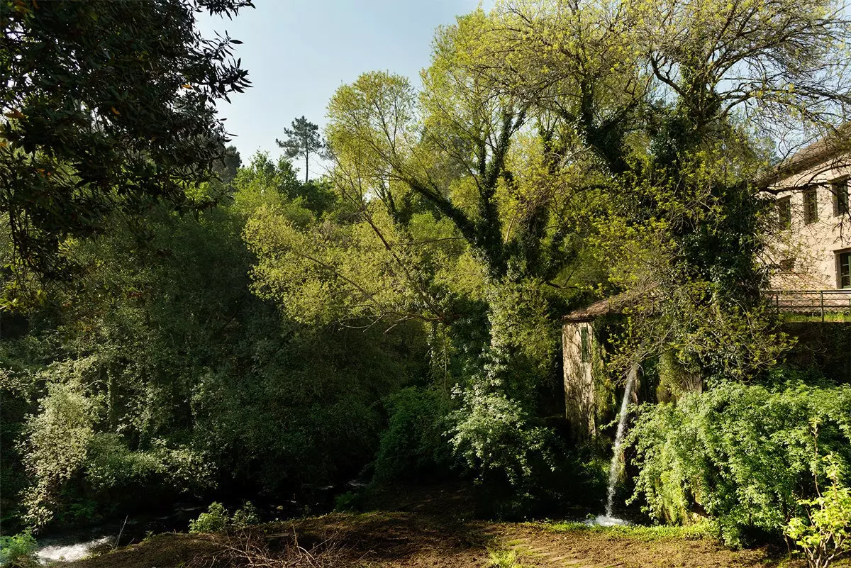 Der Fluss Sar wiegt Quinta da Auga