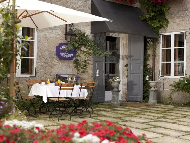 Petit-déjeuner servi sur la terrasse de A Quinta da Auga