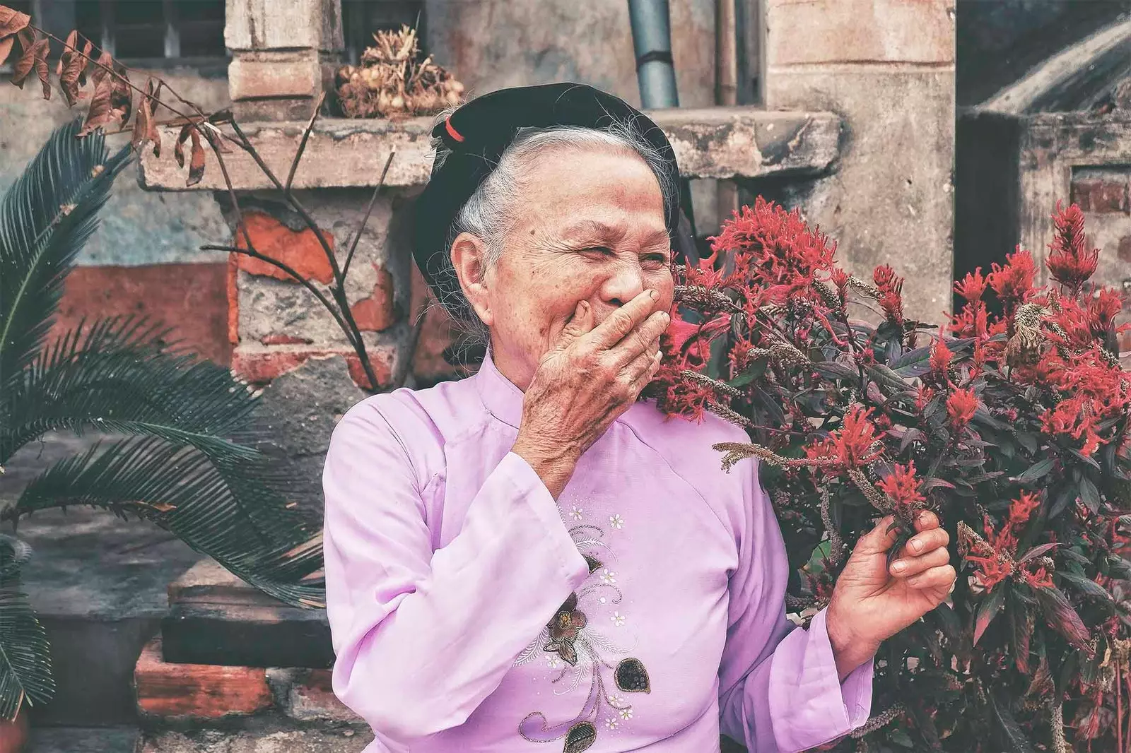 笑っている年配のアジア人女性