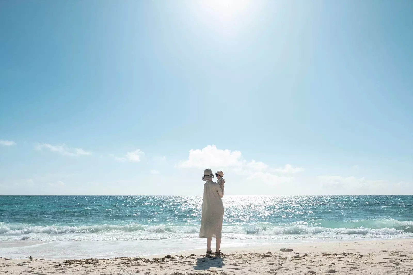 ženska z dojenčkom na plaži Okinawa