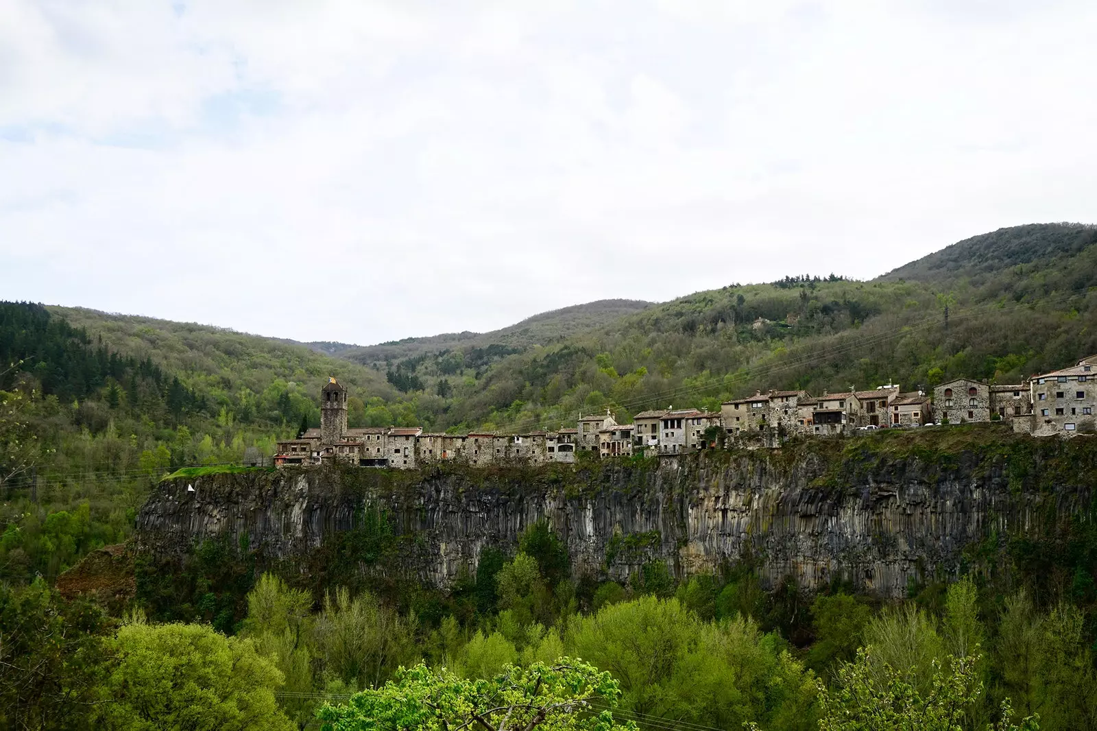 Vách đá Basiltic của Castellfollit de la Roca