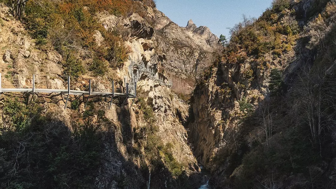 Panticosa opnar göngubrýr yfir ána Caldarés