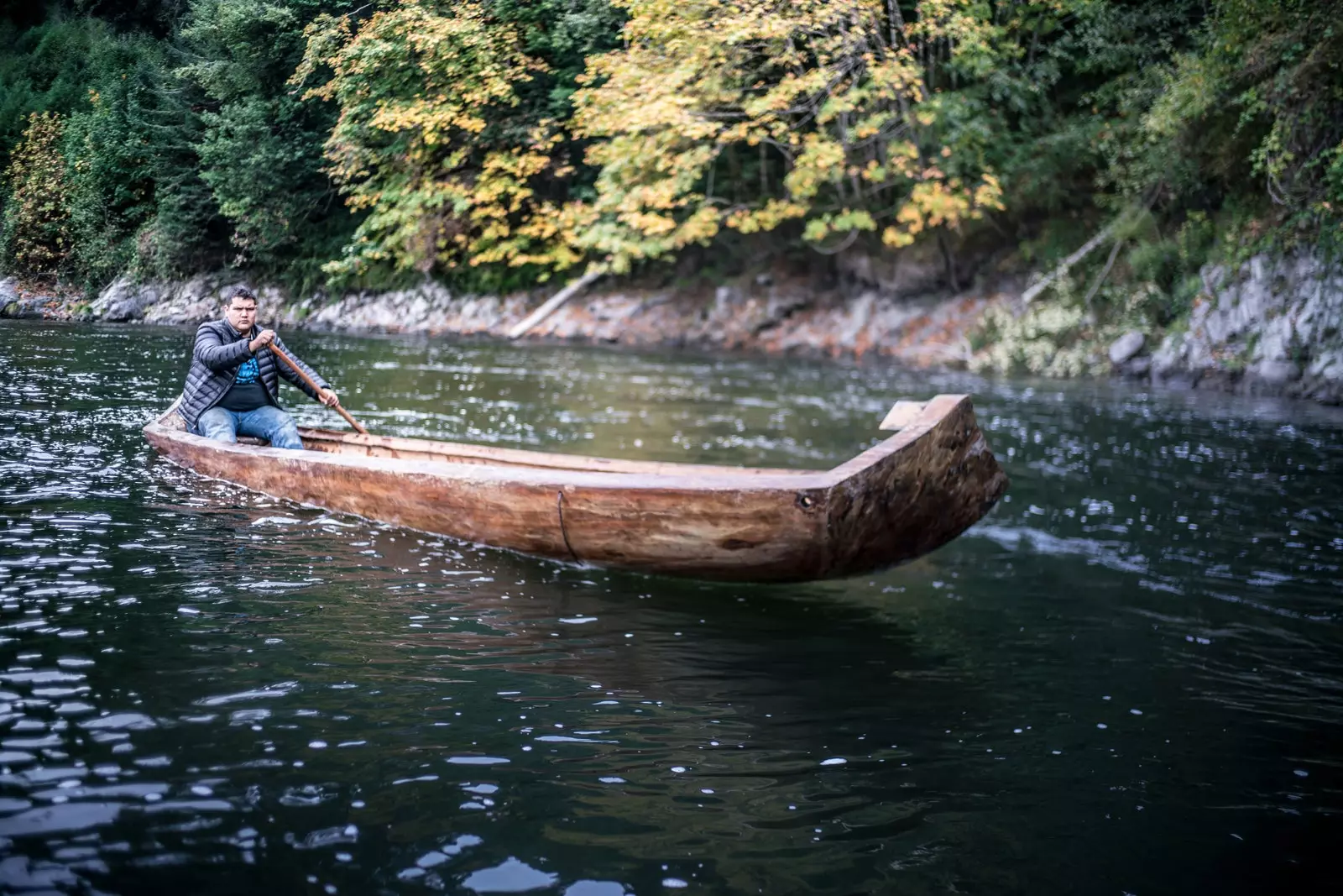 Sam Gensaw un jove membre de la tribu Yurok que lidera un grup d'adolescents per exalçar les tradicions de...