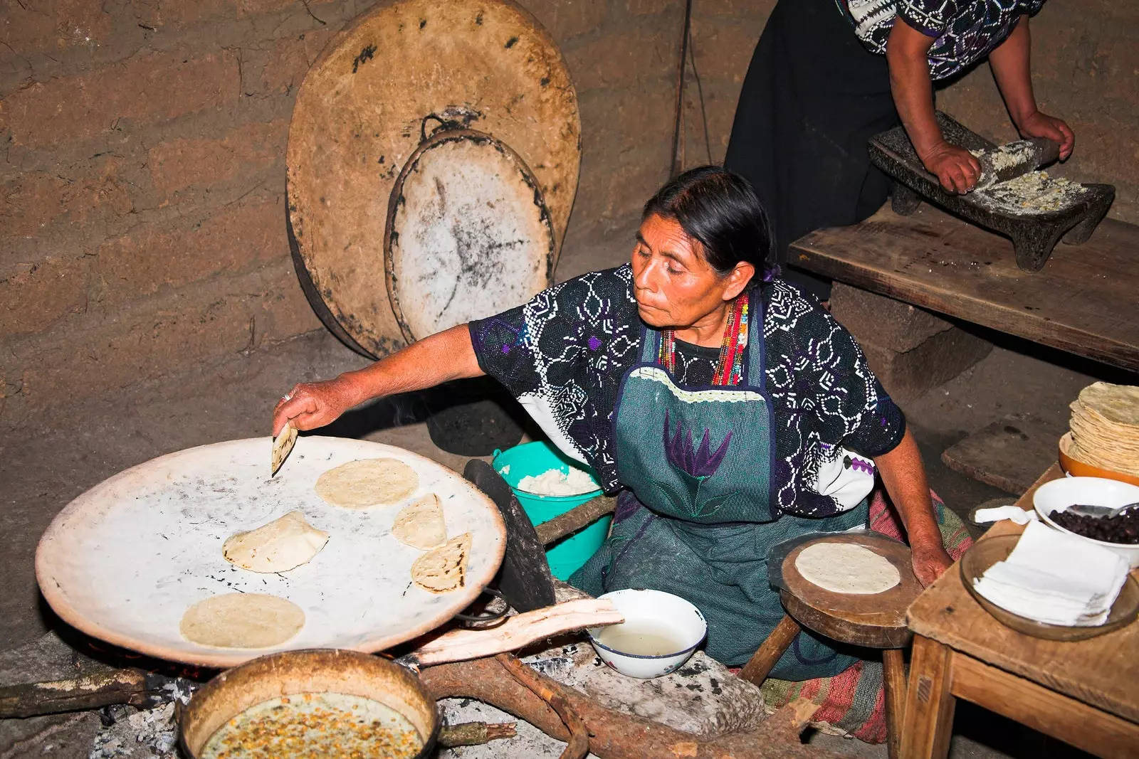 सैन क्रिस्टोबल डे लास कैसास चियापासो में खाना पकाने वाली मैक्सिकन महिला