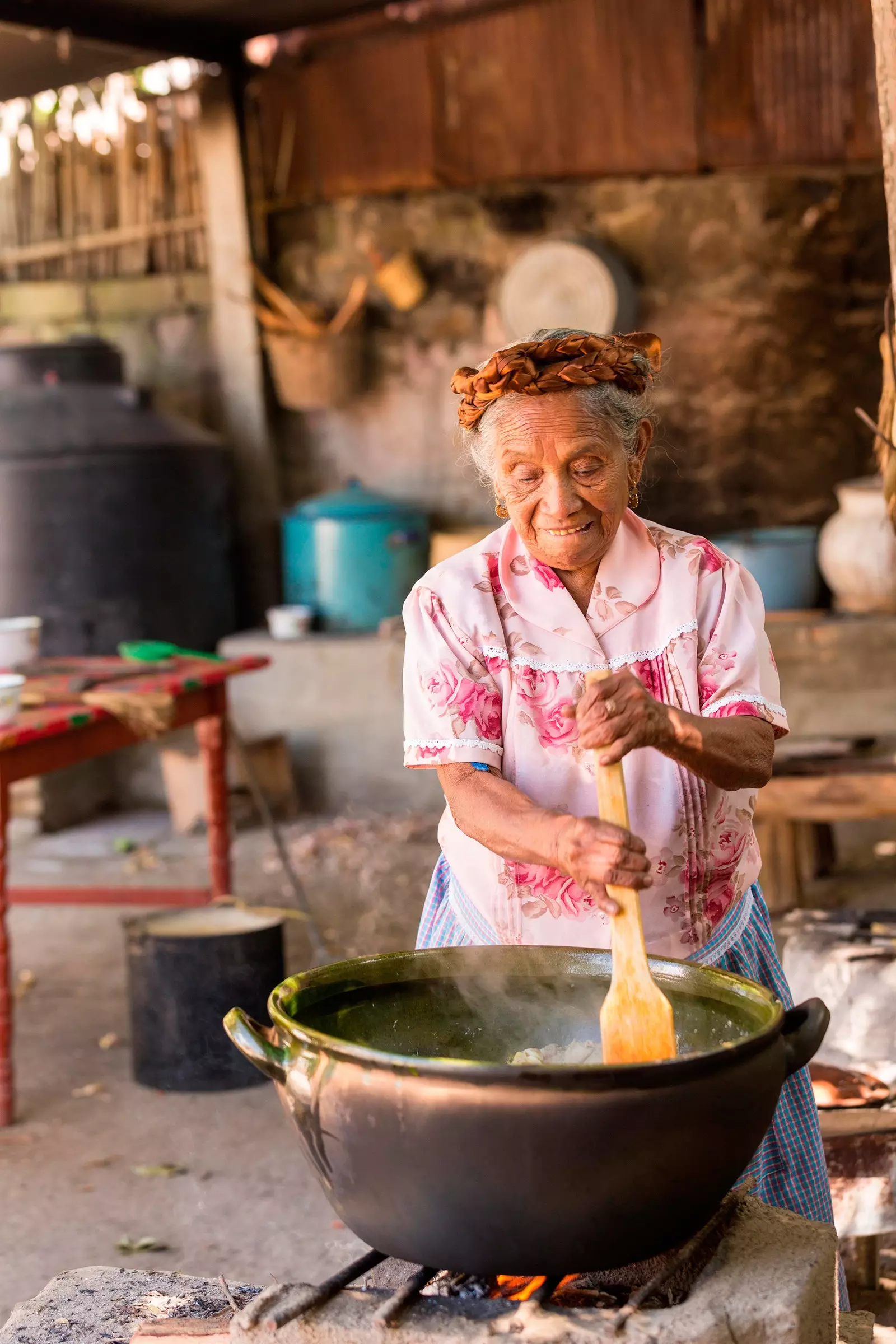 Meksykańska babcia gotuje w szkole gotowania El Sabor Zapotec w Teotitln w Meksyku