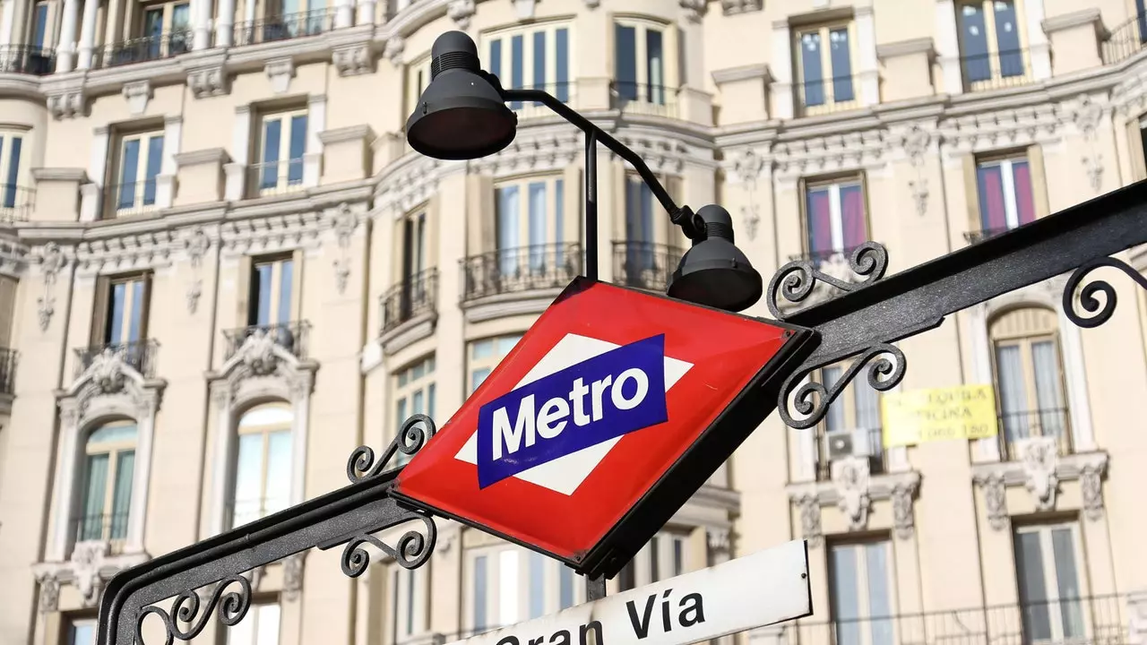 Urban Awareness: Madrid metrosuna neşe getiren ikili