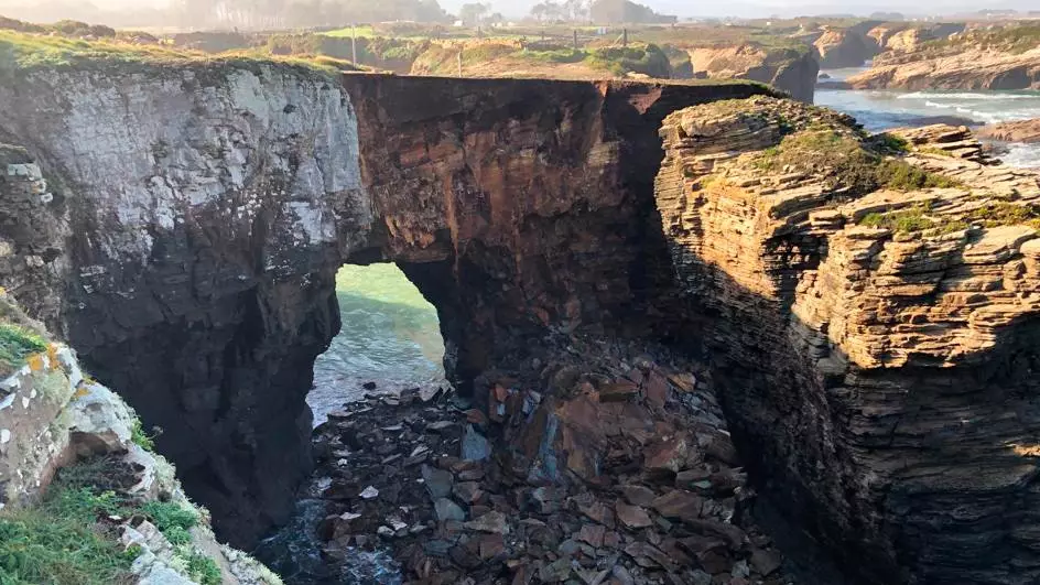 Las Catedrales ビーチのアーチの 1 つが部分的に切り離されています