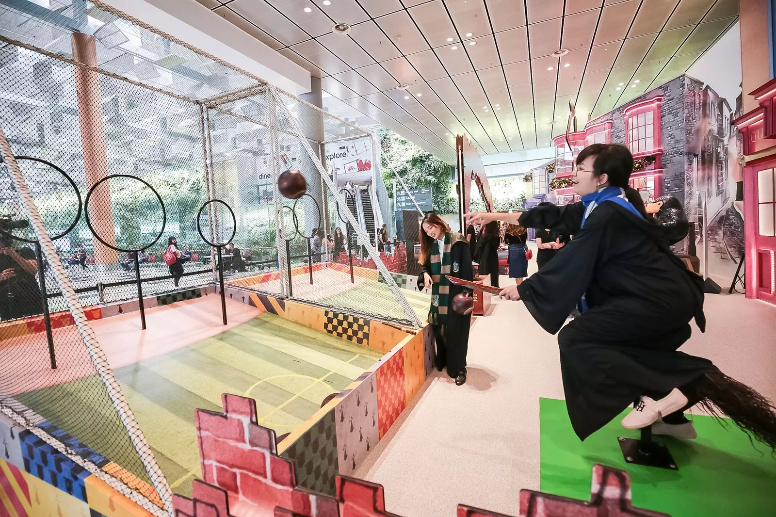 Fans jugant al Quidditch a la terminal 3