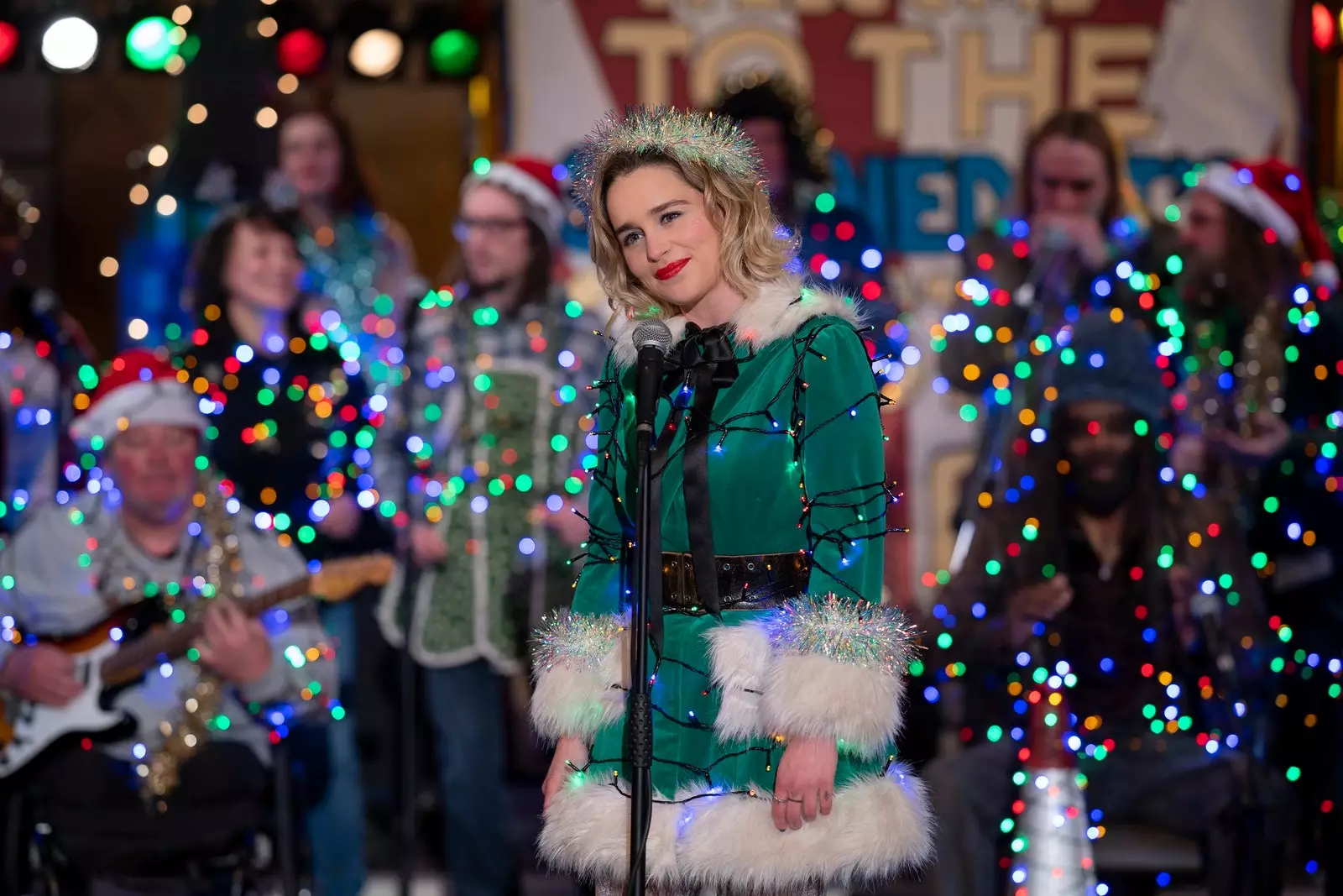 Emilia Clarke 'Last Christmas' filminden bir sahnede