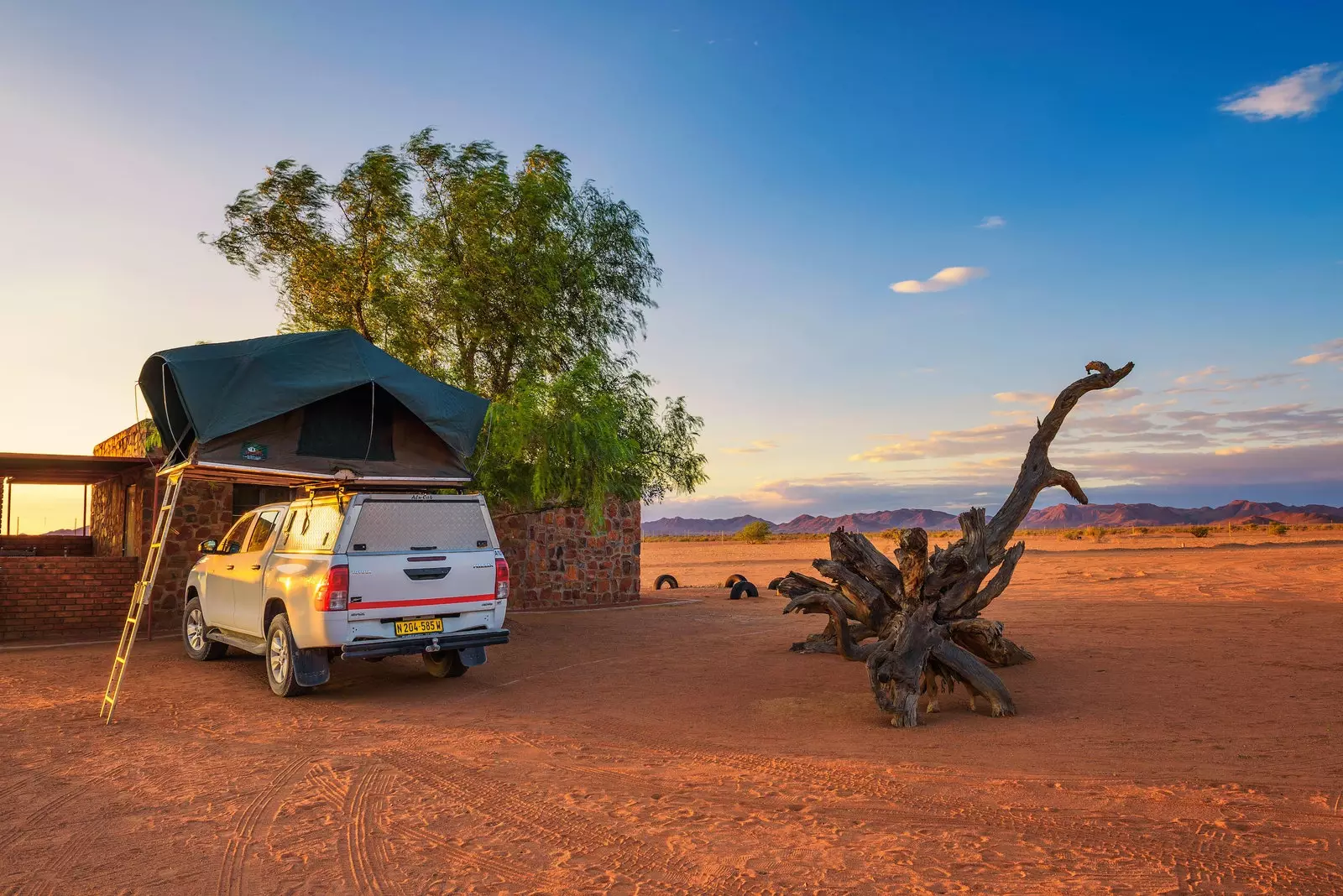 E 4x4 campéiert an der namibescher Wüst.