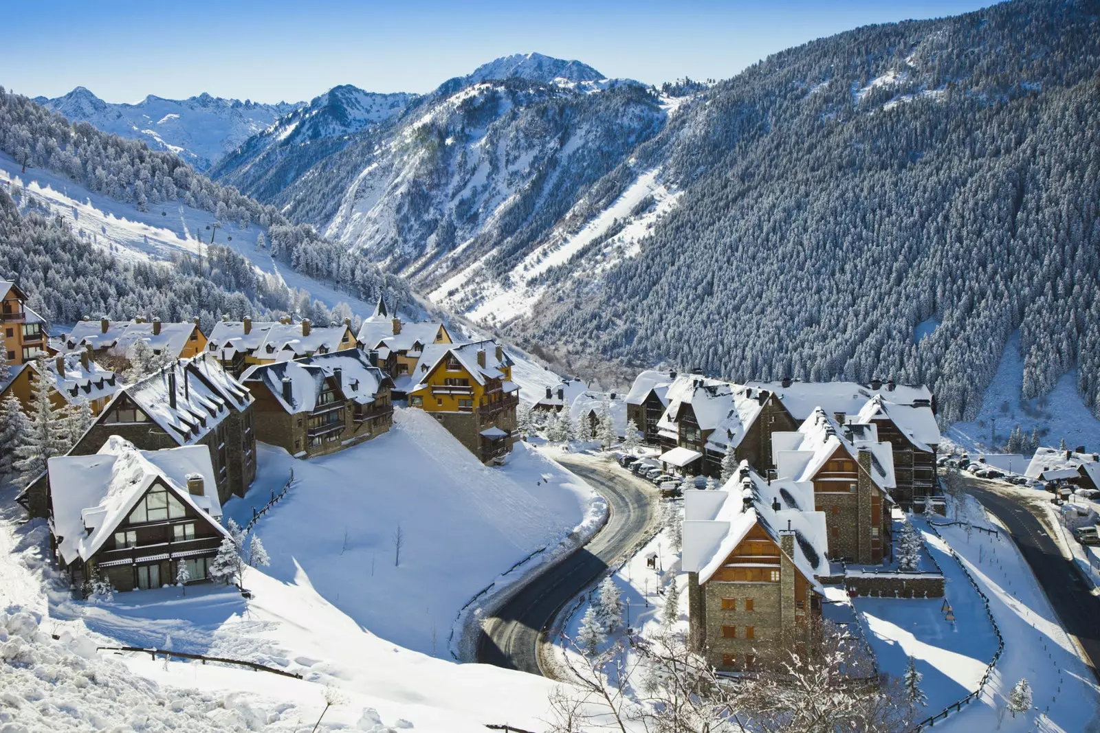 Une vallée enneigée des Pyrénées de l'Arn