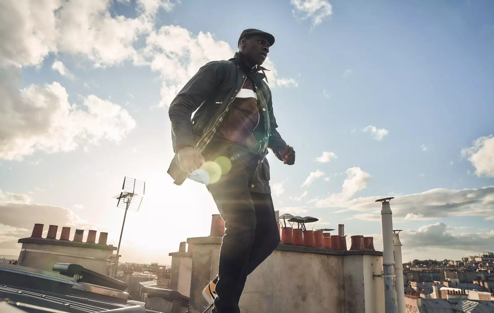 Omar Sy protagonist van de serie Lupin op de daken van Parijs.