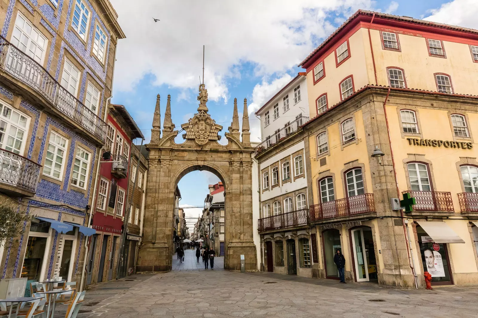 Braga Portugal 5 مارس 2016 Arco da Porta Nova في براغا البرتغال قوس كونه جزءًا من جدار بني روماني ...