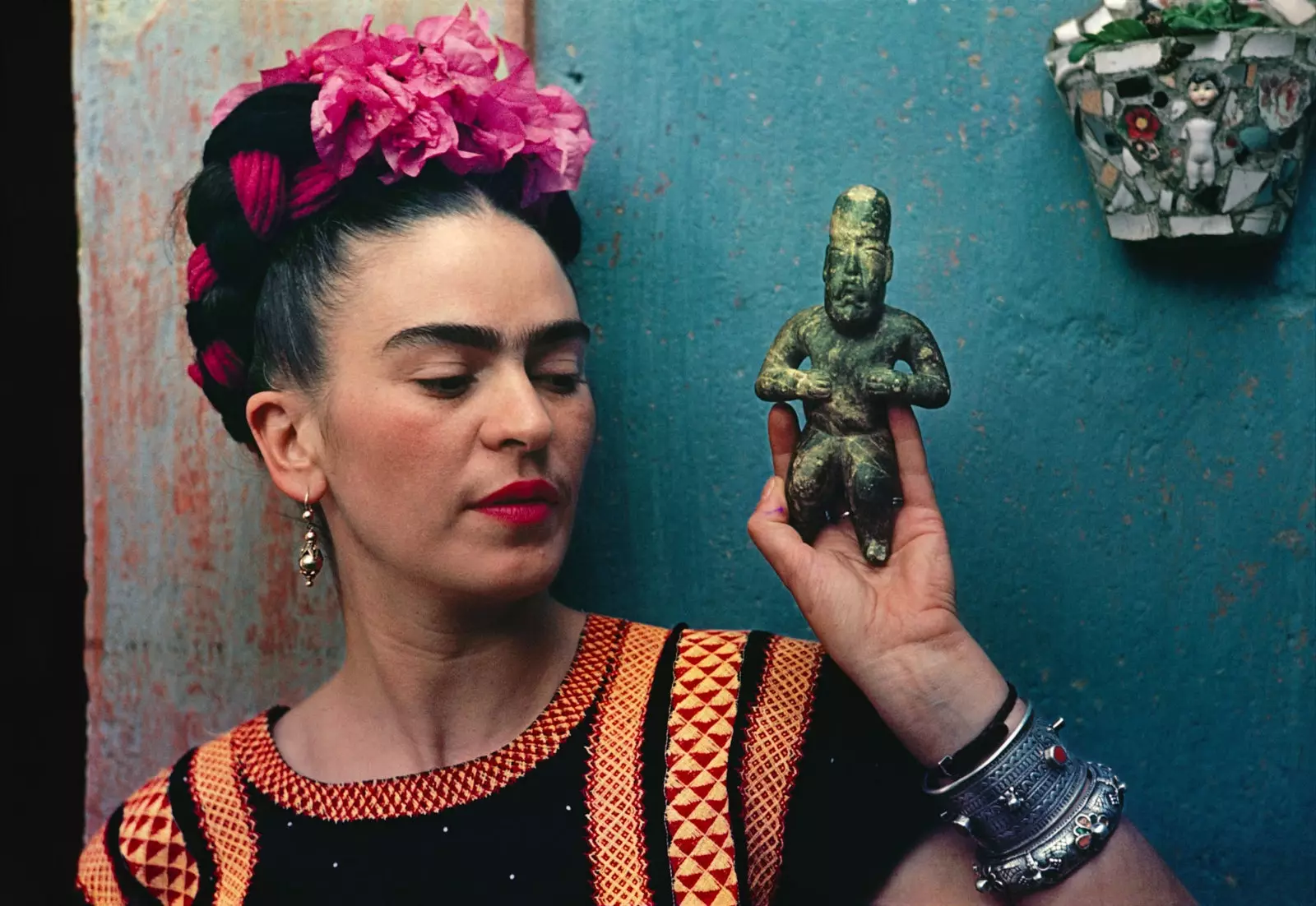 Frida Kahlo mat der Figur vum Olmec 1939.