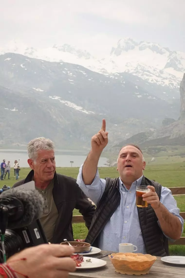 Jos Andrs agus Anthony Bourdain in Asturias le linn scannánú Parts Unknown.