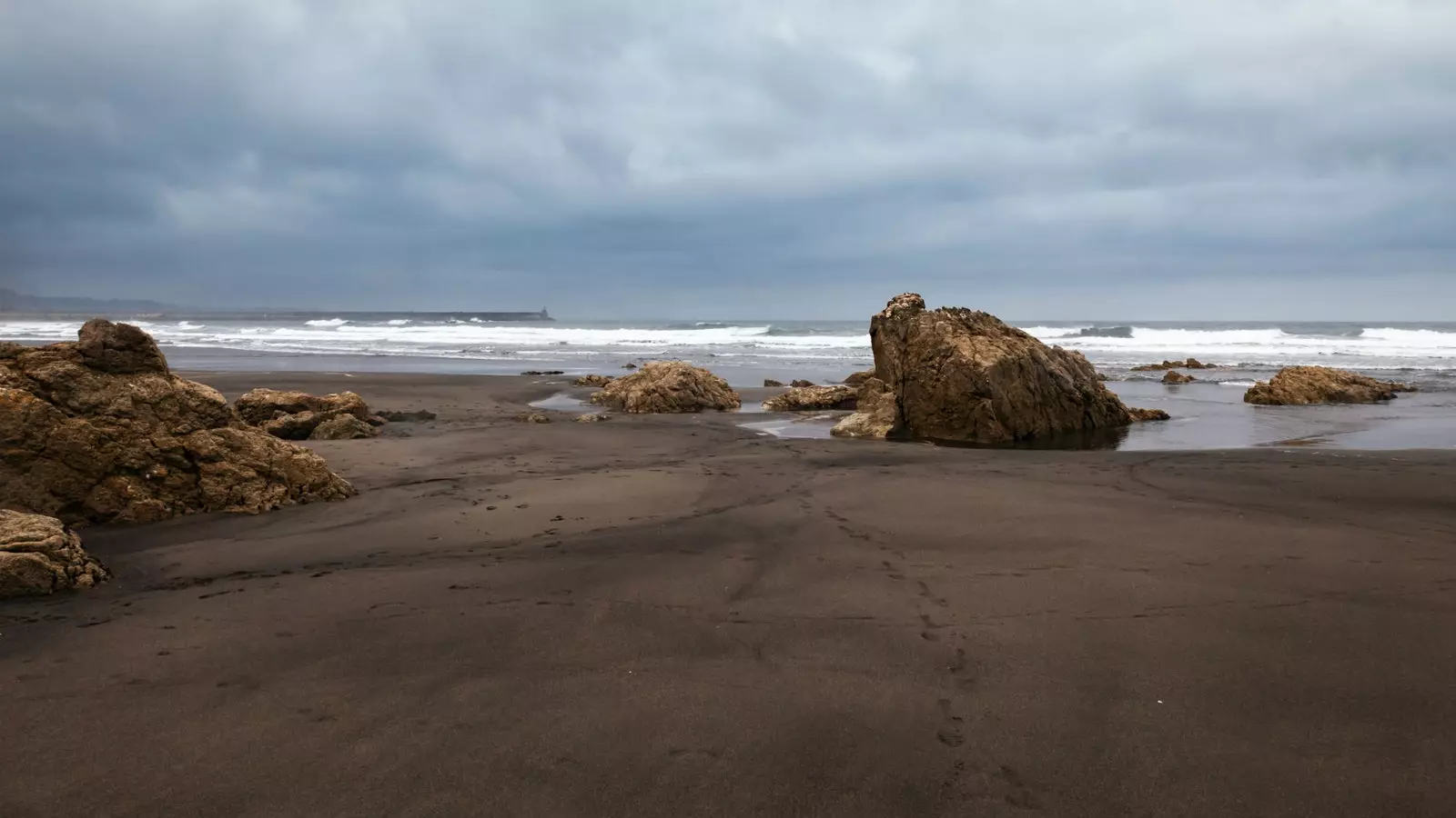 A San Juan de la Arena Los Quebrantos strandja sokkal szebb cigarettacsikkek nélkül a homokban.