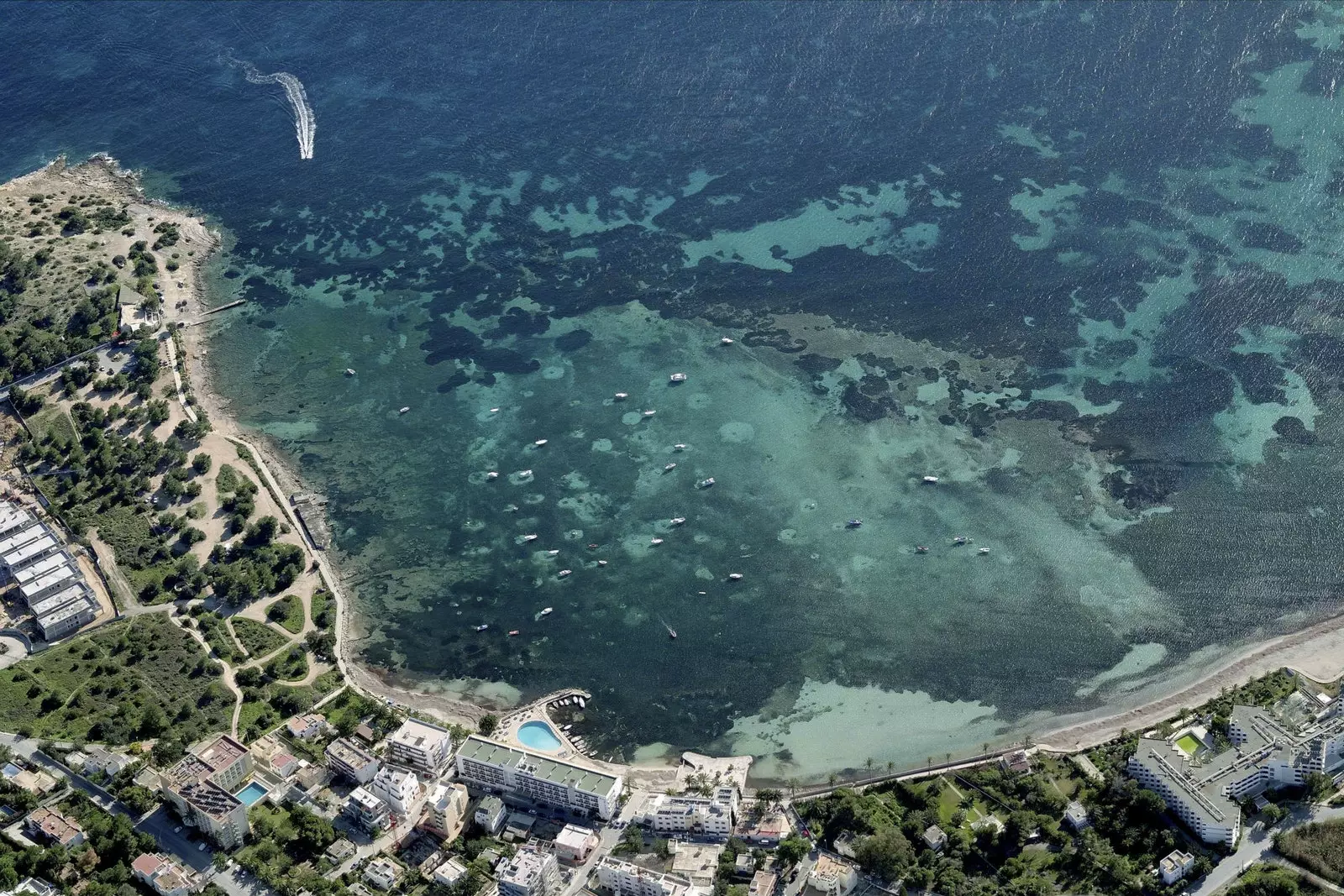 Er is geen spoor van rook aan de kust van Talamanca op Ibiza.