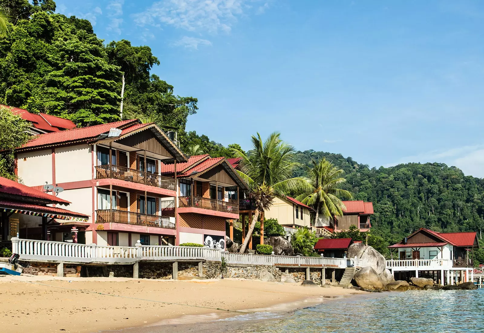 Kijiji cha pwani kusini mashariki mwa Kisiwa cha Tioman Malaysia