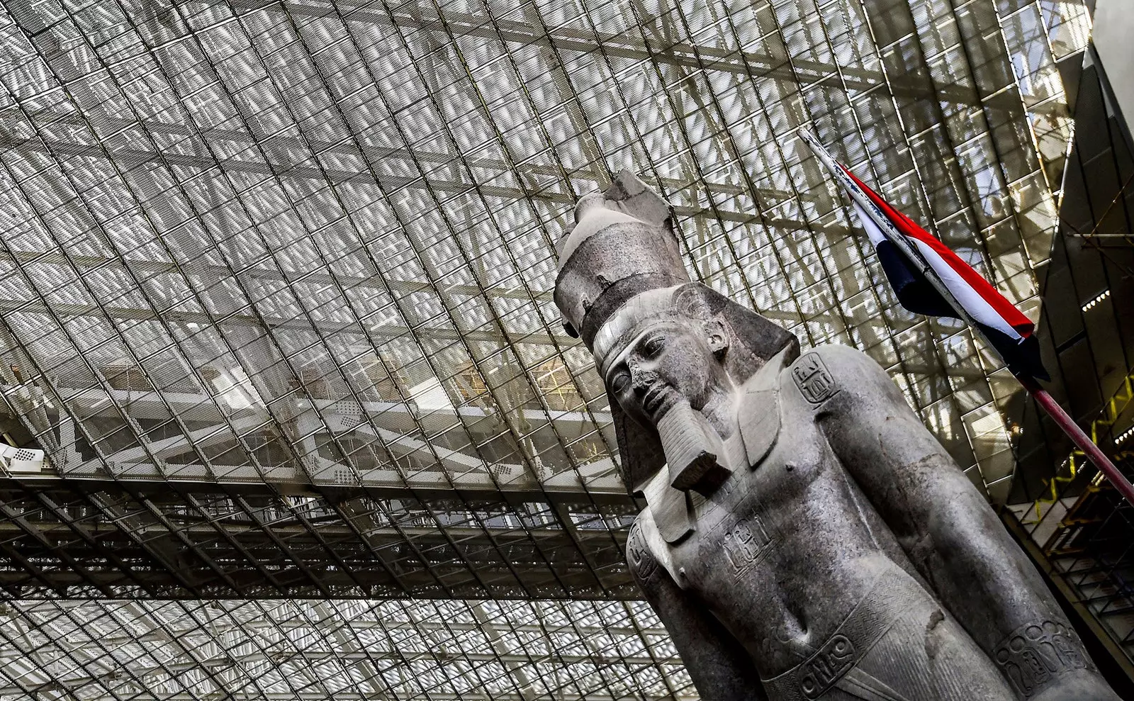 En imponerende statue av Ramss II møter besøkende ved inngangen til Grand Egyptian Museum